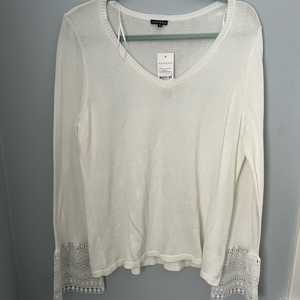 Hannah White V-Neck‎ light Sweater